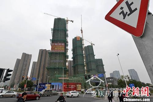資料圖：售樓人員向顧客介紹樓盤。 中新網(wǎng)記者 金碩 攝